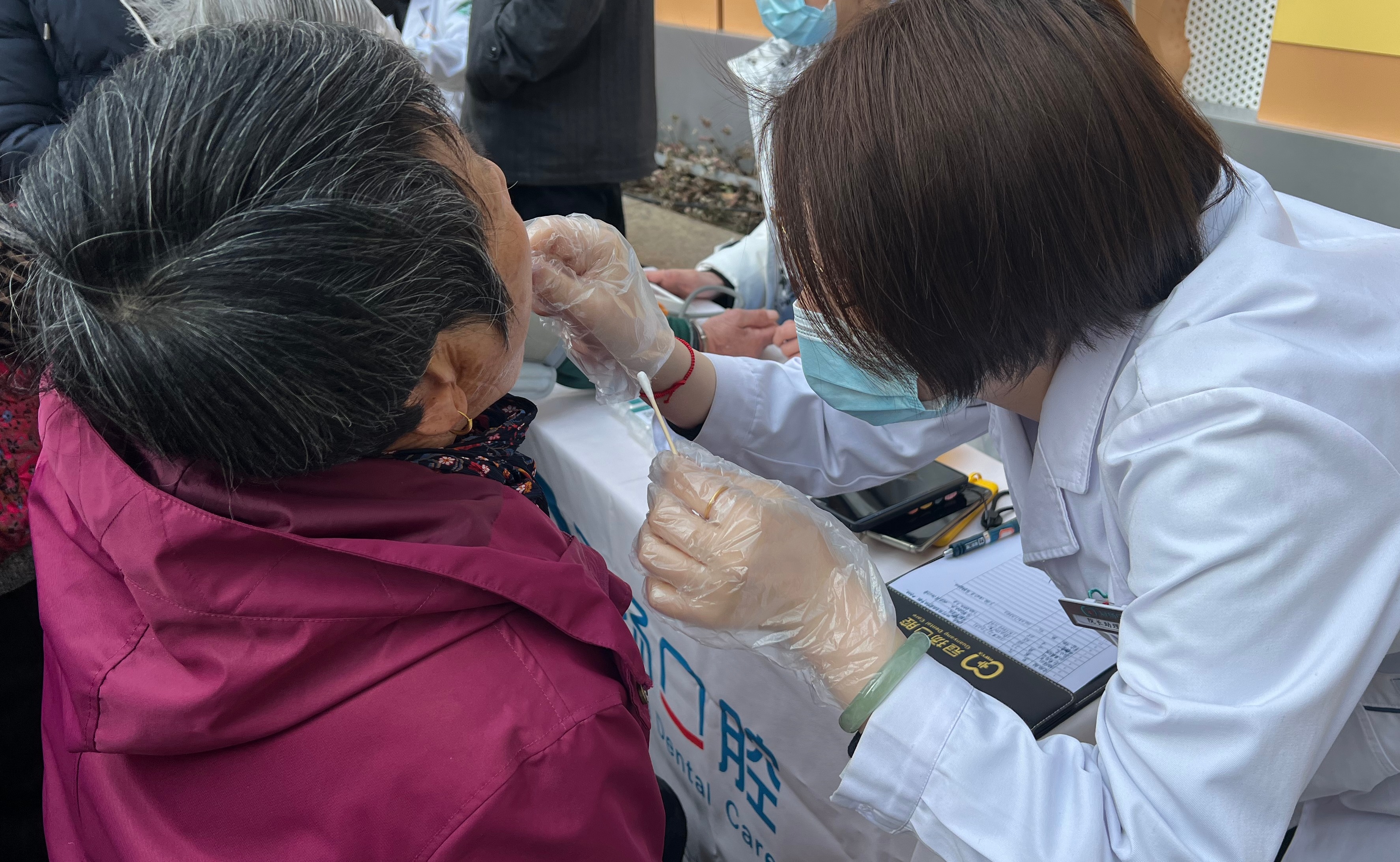 關(guān)愛口腔，守護健康 冠揚口腔愛牙護齒公益團隊走進蕭山區(qū)盈 二佳苑社區(qū)為居民朋友帶來健康義診服